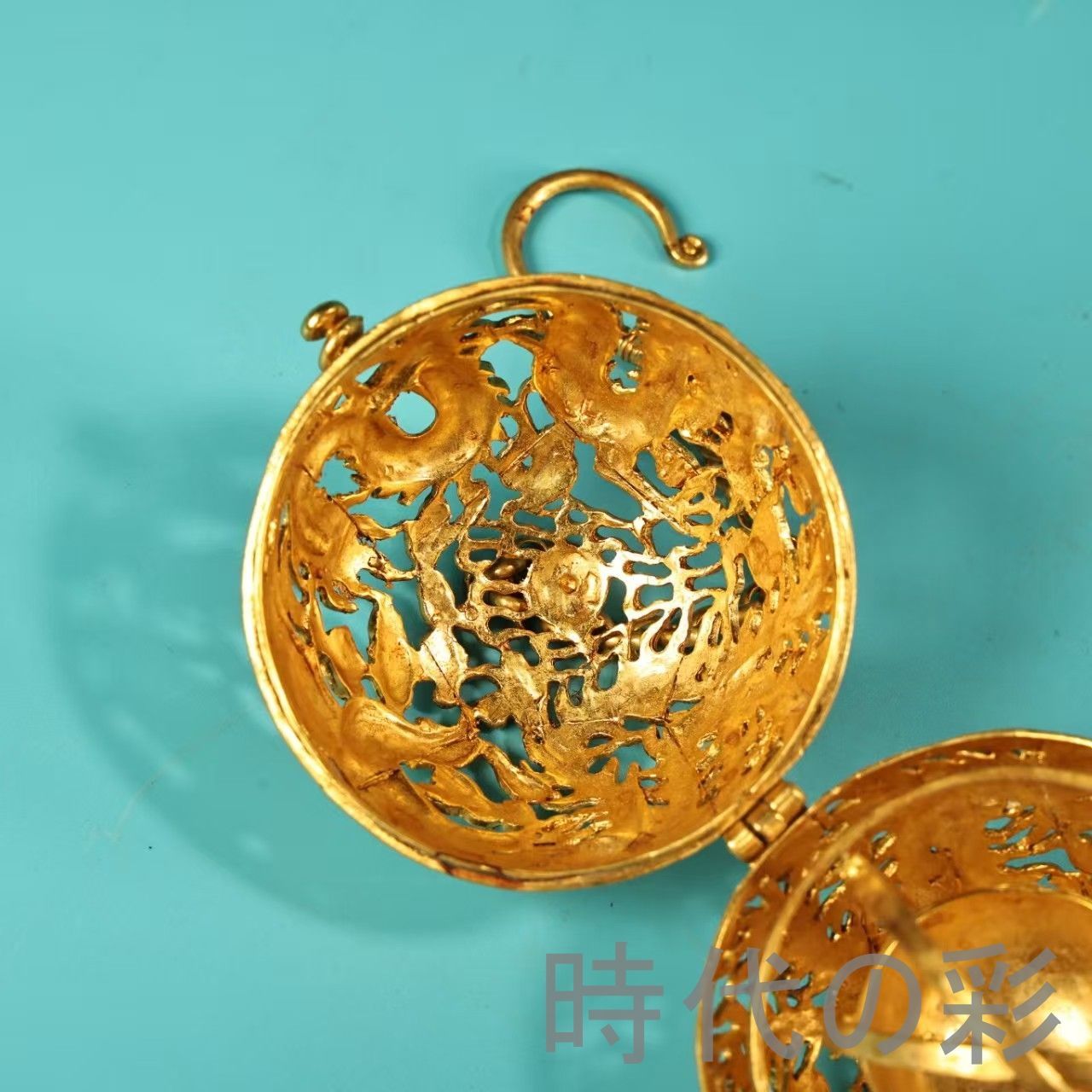 中国古美術 旧蔵 純銅高浮彫描金 鎖空香袋香盒球 一対 高浮彫 清代 銅器 古玩 唐物 中国古 時代物 香盒 R07100145 WWW_IBETON_RU