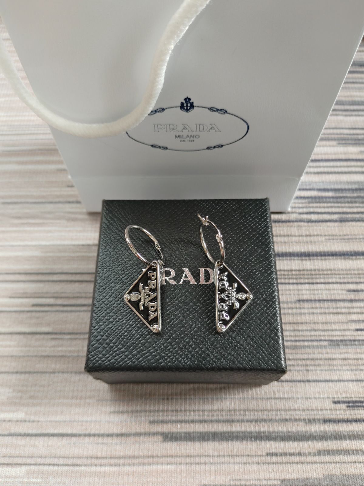 ⭐新品⭐PRADA(プラダ) ピアスシルバーレディース箱付き超人気即購入OK 