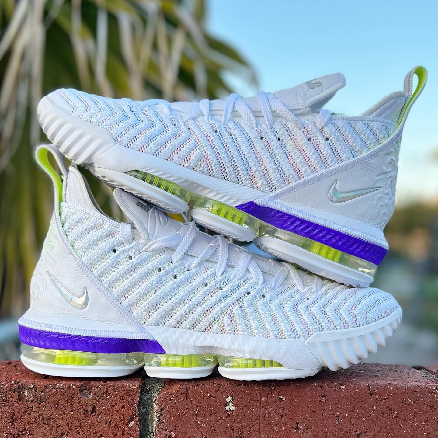 NIKE LEBRON 16 'BUZZ LIGHTYEAR' ナイキ レブロン 16 バズライトイヤー 【MEN'S】  white/multi-color-hyper grape-volt AO2595-102