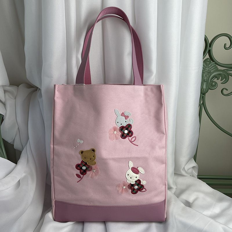 春の新作スタイルに合わせて特別企画アイテムやノベルティを展開
