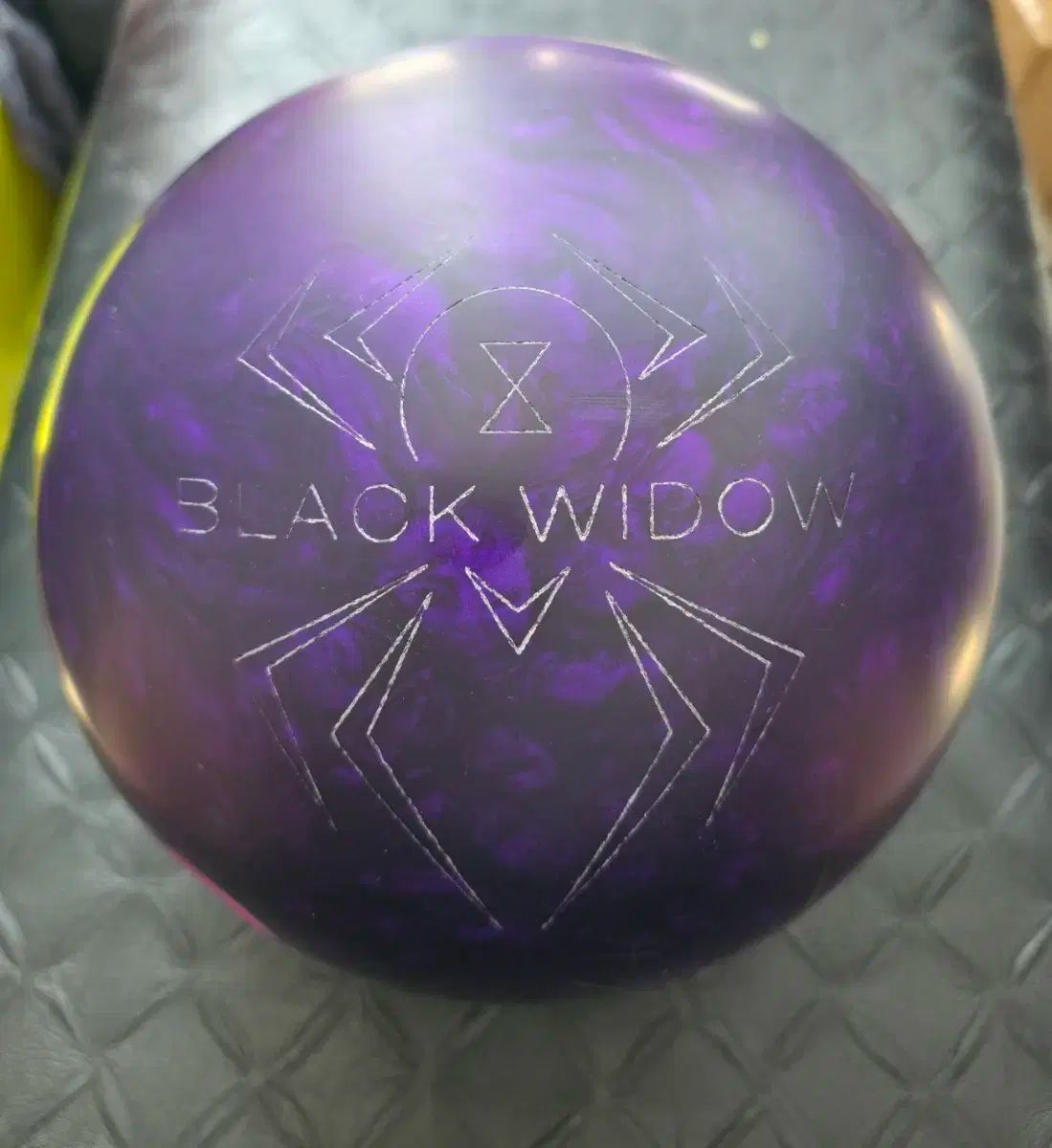 ボウリングボール-ハンマー black widow（ブラックウィドウ