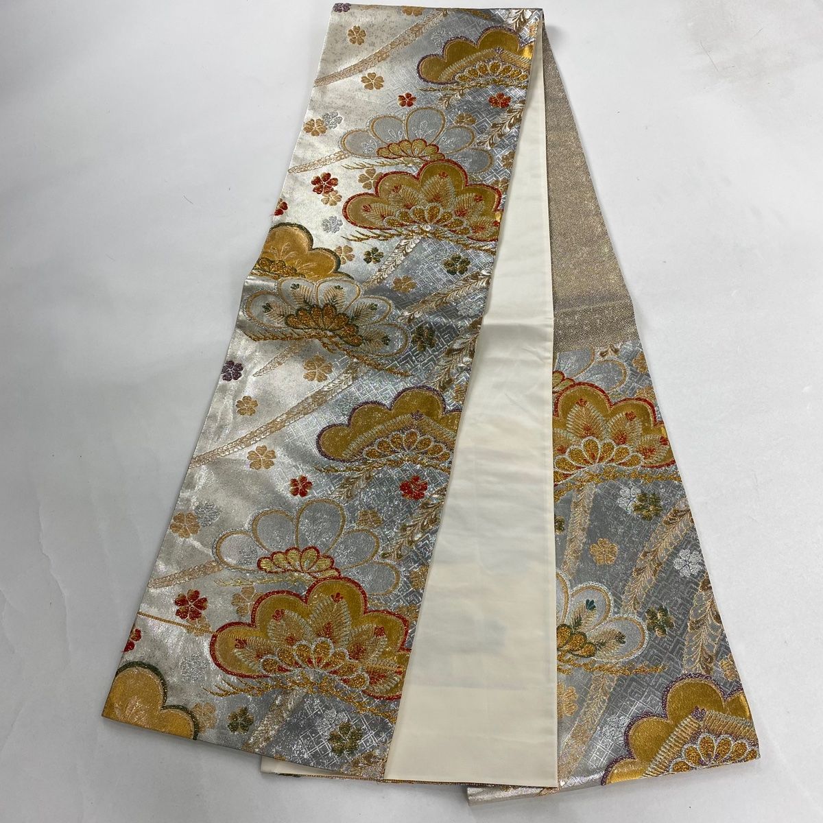 朱白黒絞り豪華元禄柄 絹 身丈約165㎝裄約67㎝ロング