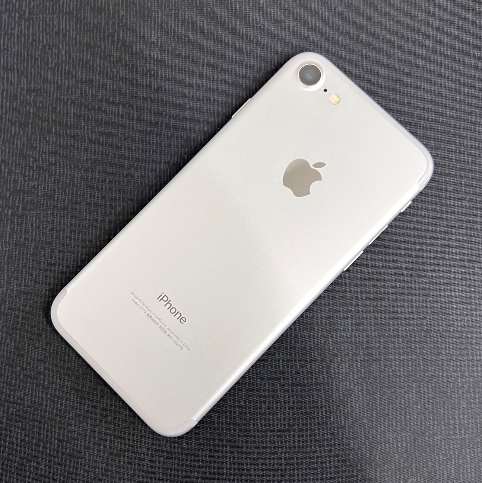SIMロック解除済 iPhone 7 32GB シルバー MNCF2J/A - メルカリ
