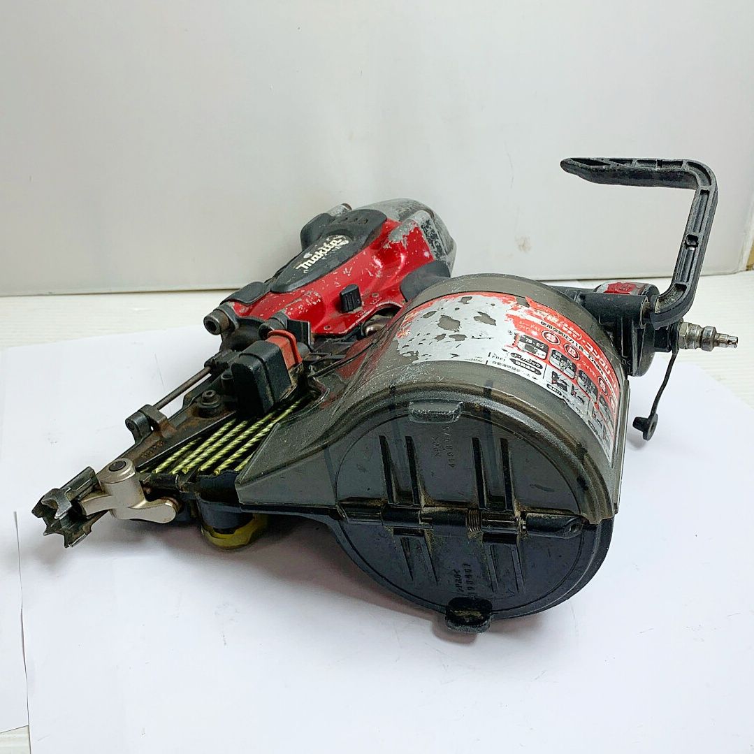 ♭♭MAKITA マキタ 90mm高圧エア釘打 本体のみ AN930H レッド - メルカリ