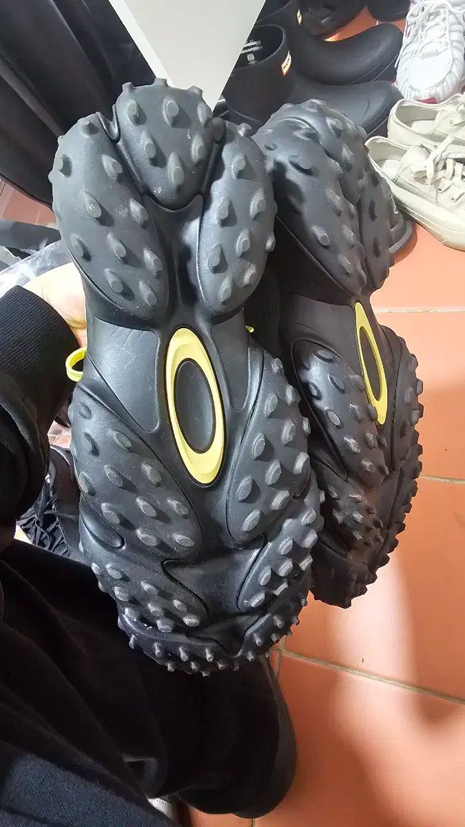 イエロー