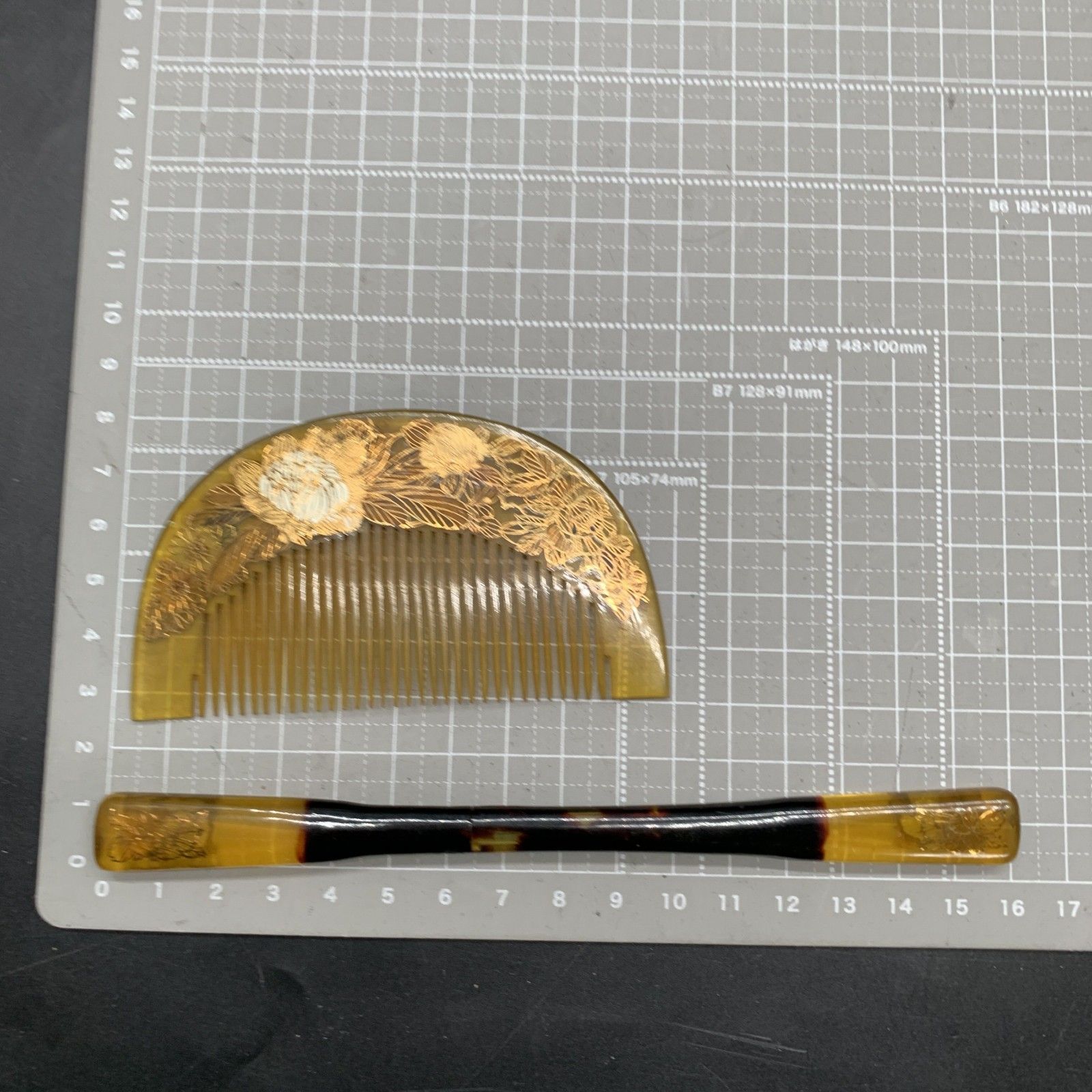 L338 アンティーク　櫛＆簪セット 金箔べっこう色　花柄　彫金　彩色　櫛　笄　日本髪　和装　髪飾り　かんざし当時物　鼈甲色べっ甲色 L338 アンティーク 櫛＆簪セット 金箔べっこう色 花柄 彫金 彩色 櫛 笄