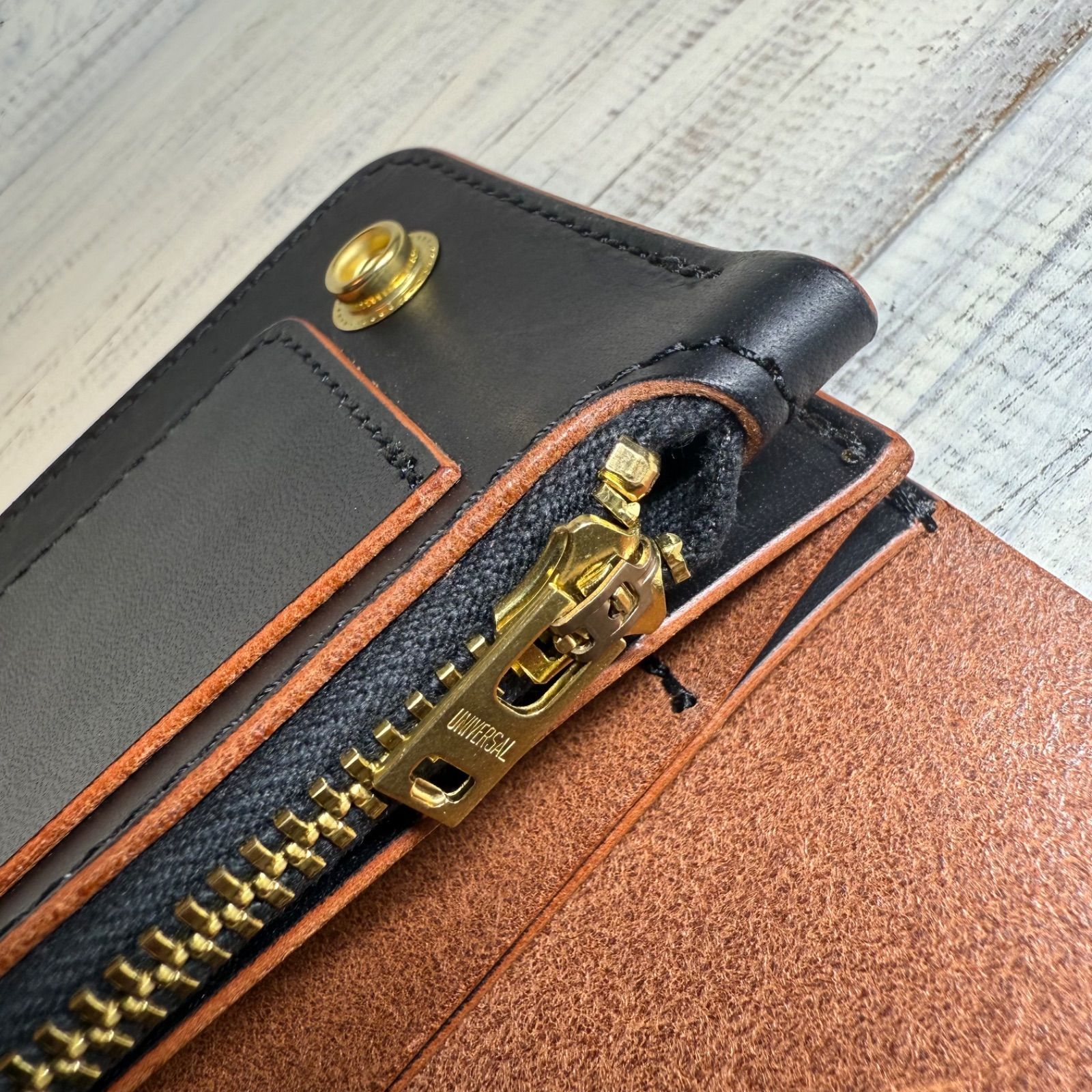 【トラッカーウォレット ミドル3層】ブラック 茶芯 ゴールド universal ブラック茶芯 ミドルトラッカーウォレット｜クロムエクセル×三春