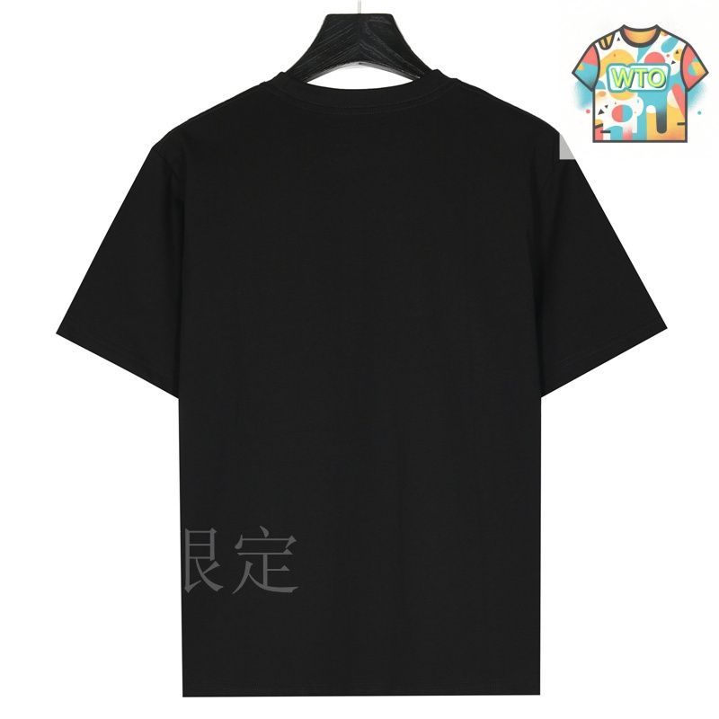 プラダ ロゴTシャツ シンプルで普遍的なデザインにプラダならではの美学が宿る