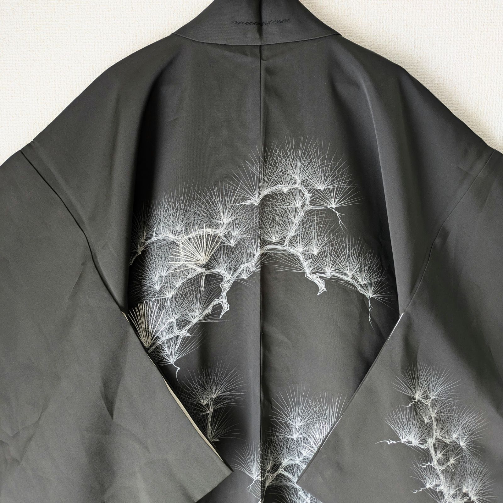 Japanese Vintage Haori Long Chirimen Black White pine Pattern Silk Kimono Gown Old-ⅽloth 長羽織 羽織 正絹 縮緬 黒 白松 刺繍 古布 時代布 大正浪漫 和洋折衷