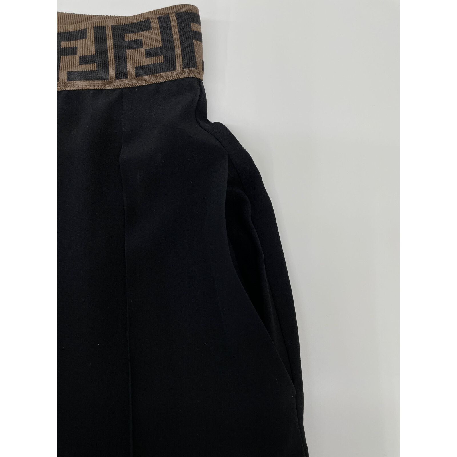FENDI シルク アシンメトリー プリーツスカート ブラック／イエロー ひざ丈 FENDI フェンディ 20年 FQ7157 O2R ズッカシルクプリーツ