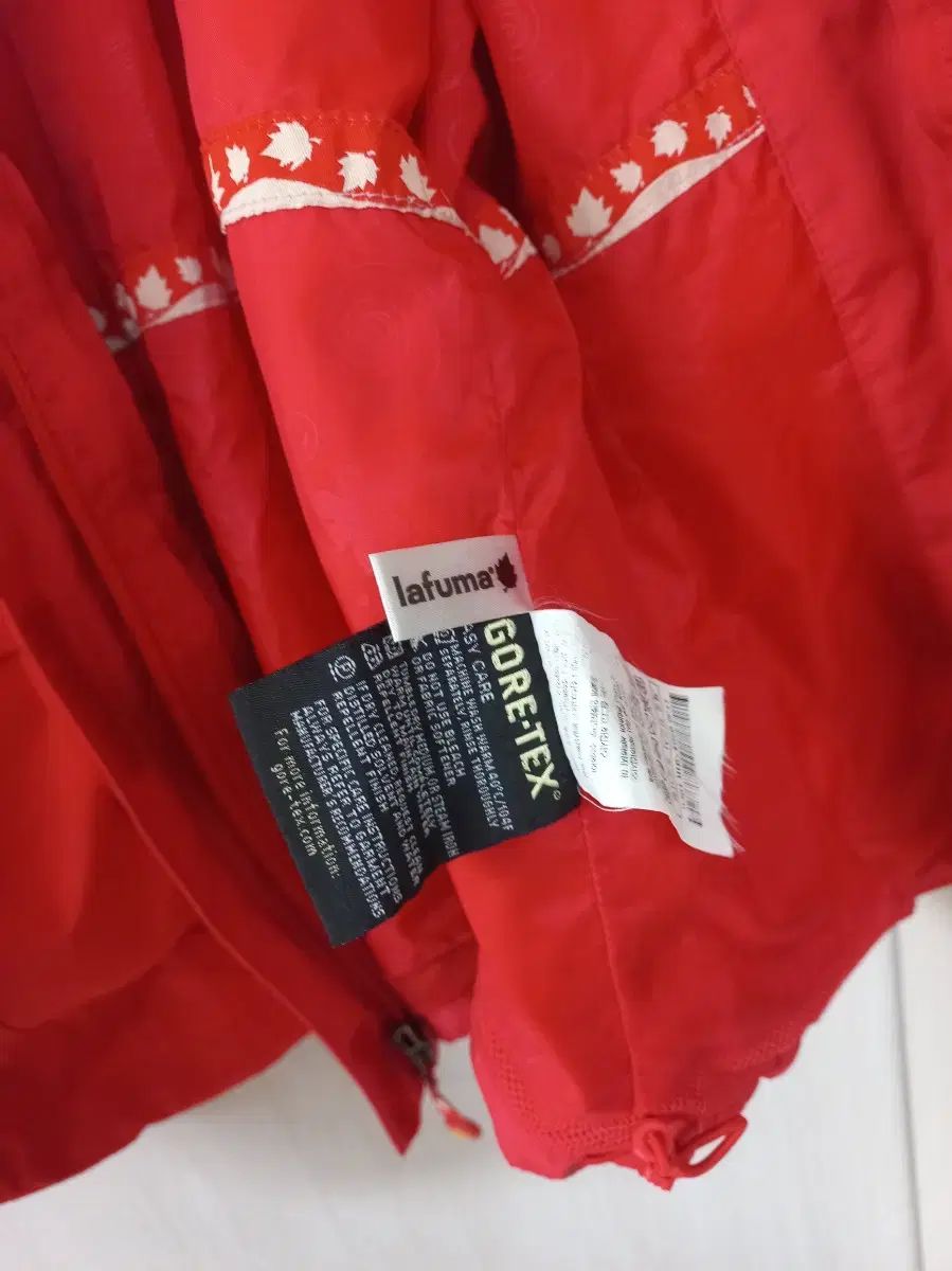 LAFUMA ラフマ レッド ベルト付き GORE-TEX₍ゴアテックス ジャケット