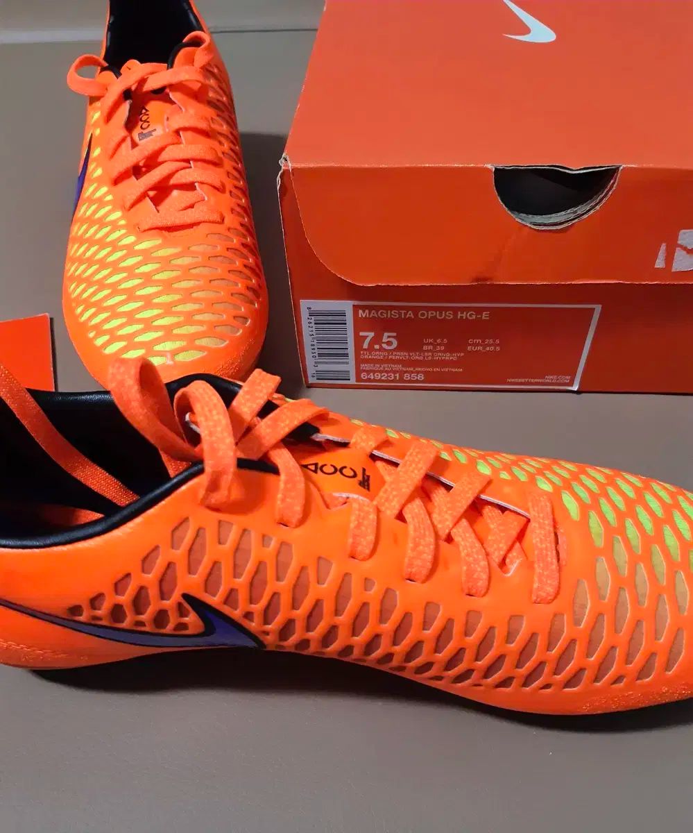 NIKE ナイキ サッカーシューズ マジスタ オーパス hg acc 255 サイズ ローンチ