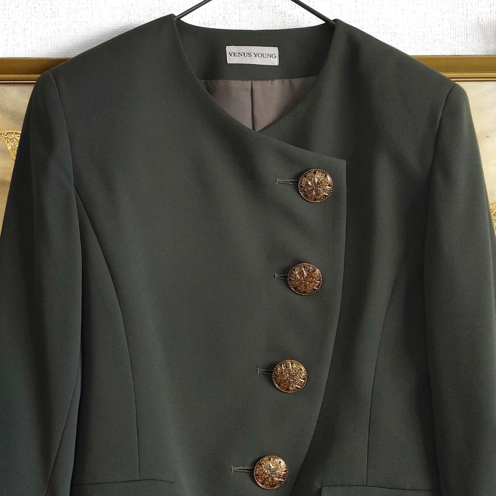ノーカラージャケット新品 ノーカラーコート ショートジャケット 金釦 長袖 カーキ グリーン 深緑色