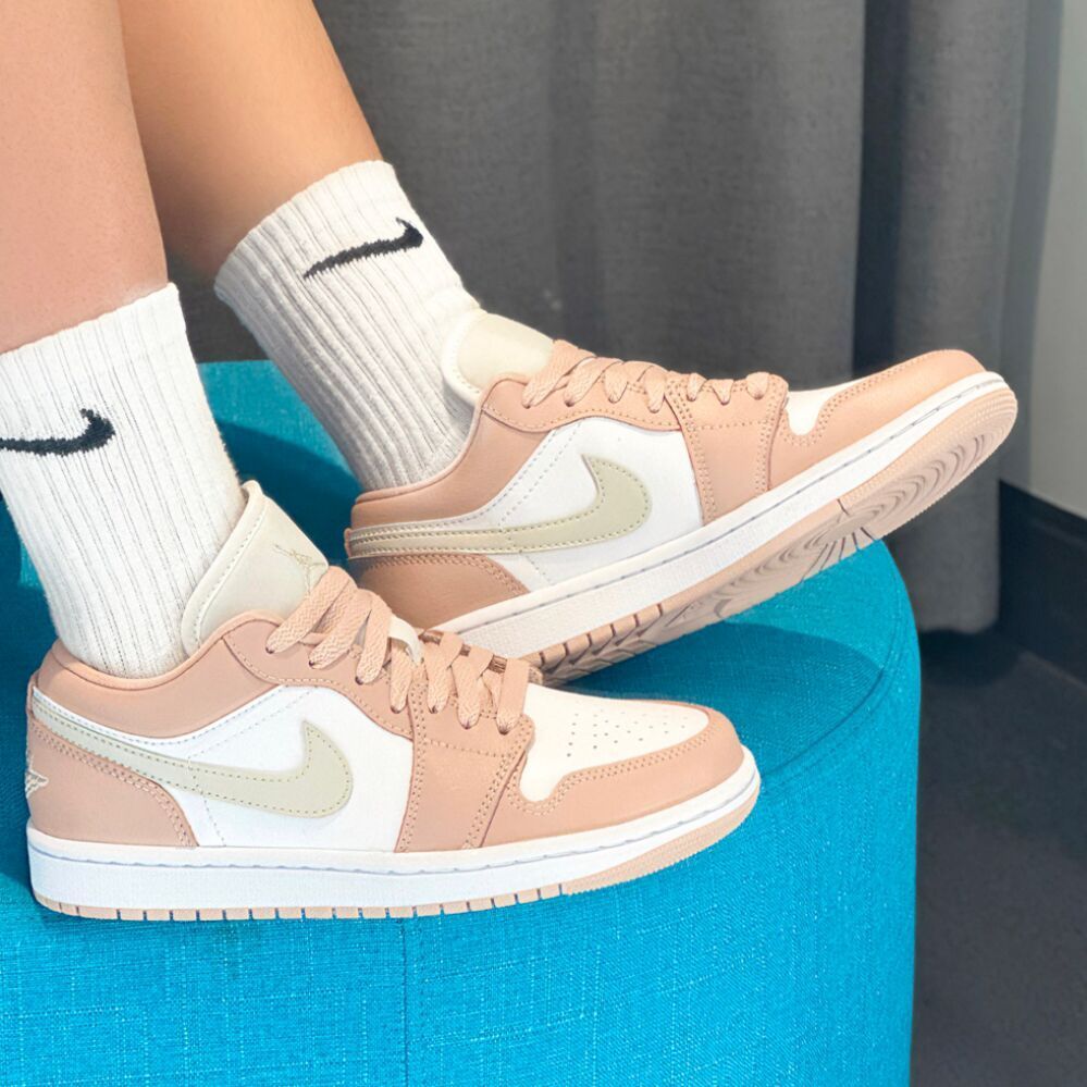 NIKE WMNS AIR JORDAN 1 LOW WHITE/PARTICLE BEIGE/LIGHT BONE  ナイキ ウィメンズ エアジョーダン 1 ロー ホワイト/ピンク/ベージュ レディース