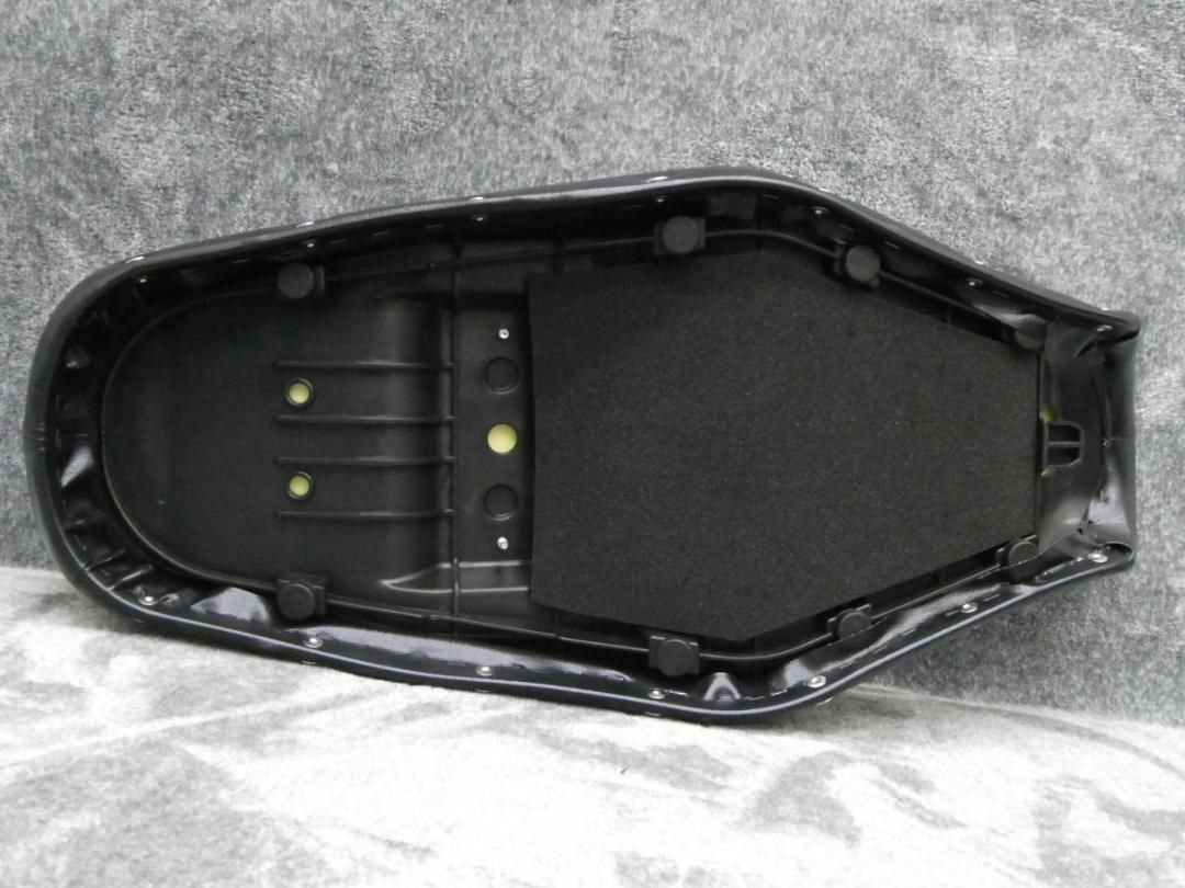 W650 W400 鋲打ち 黒 白 皮 タックロール シート - メルカリ