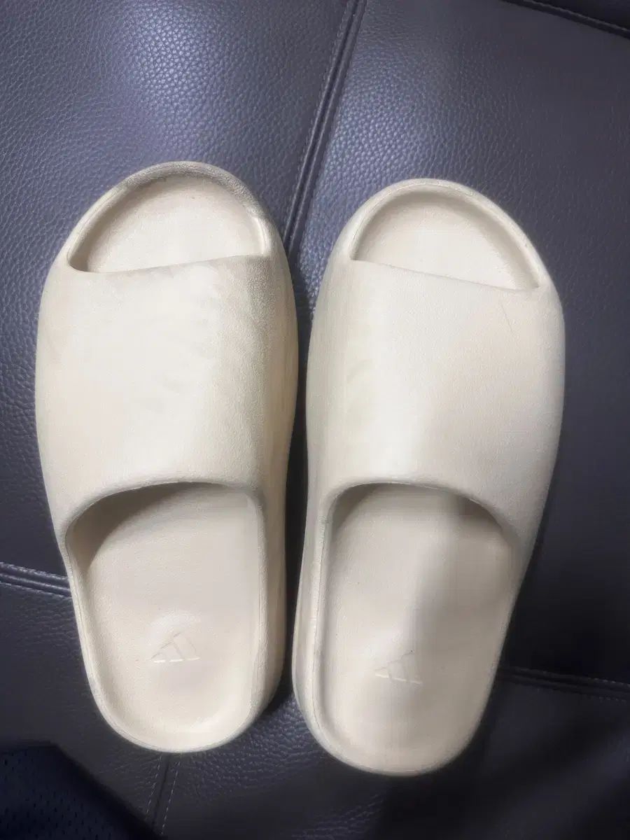 アディダス イージー スライド 