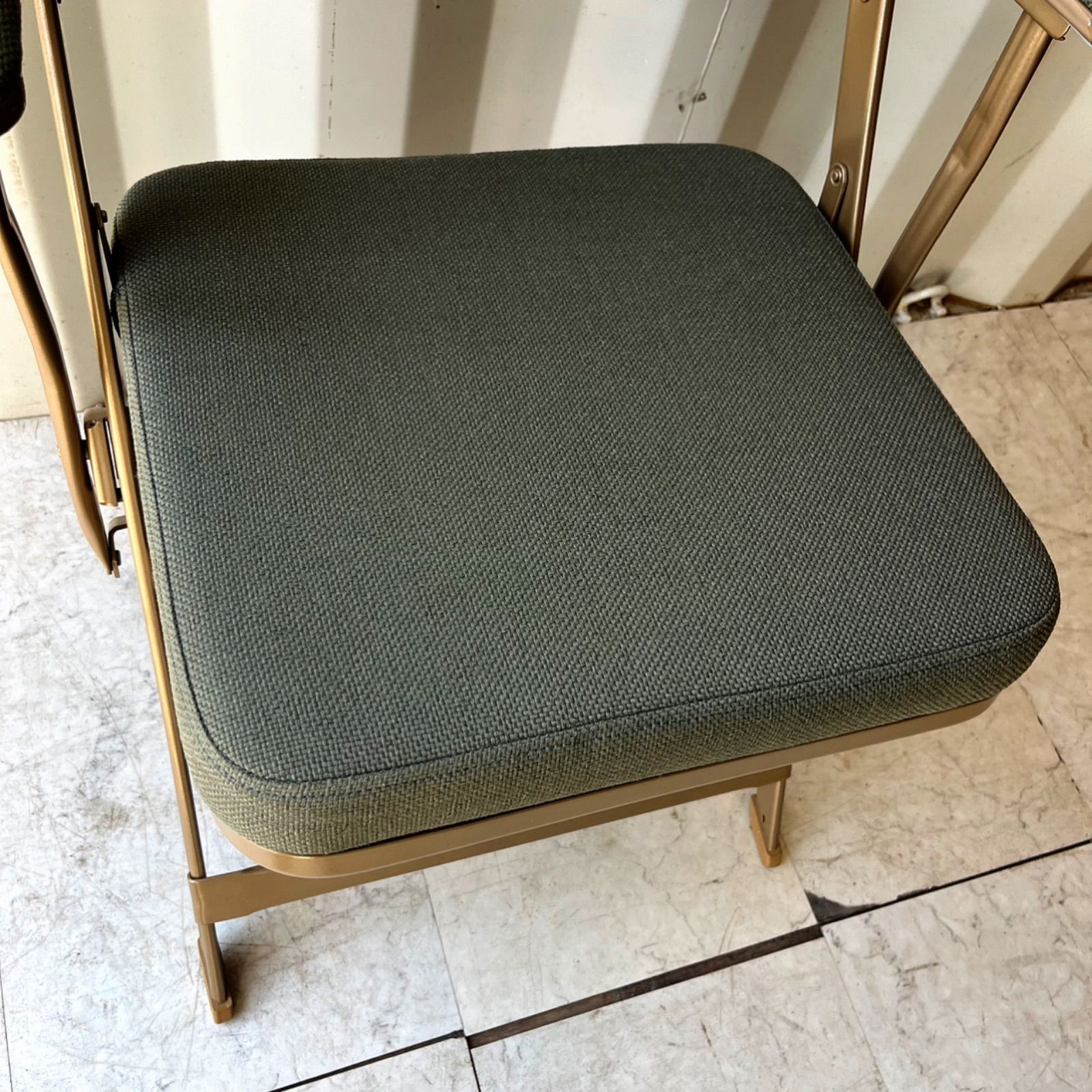 取付無料！クラリン フォールディングチェアアーム モスグリーン折りたたみチェア✨ 取付無料！クラリン フォールディングチェアアーム モスグリーン