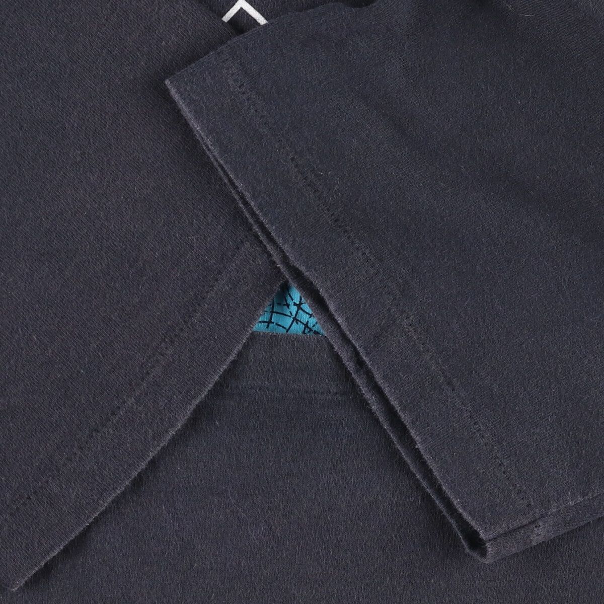 adidas ロゴプリントTシャツ
