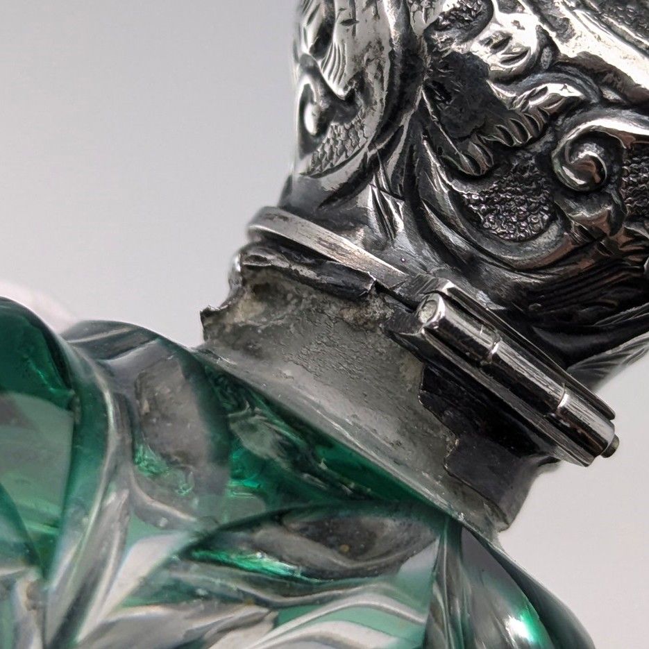 英国製 純銀蓋 19世紀 アンティーク ブルー カットグラス 香水瓶 英国製 純銀蓋 19世紀 アンティーク ブルー カットグラス 香水瓶