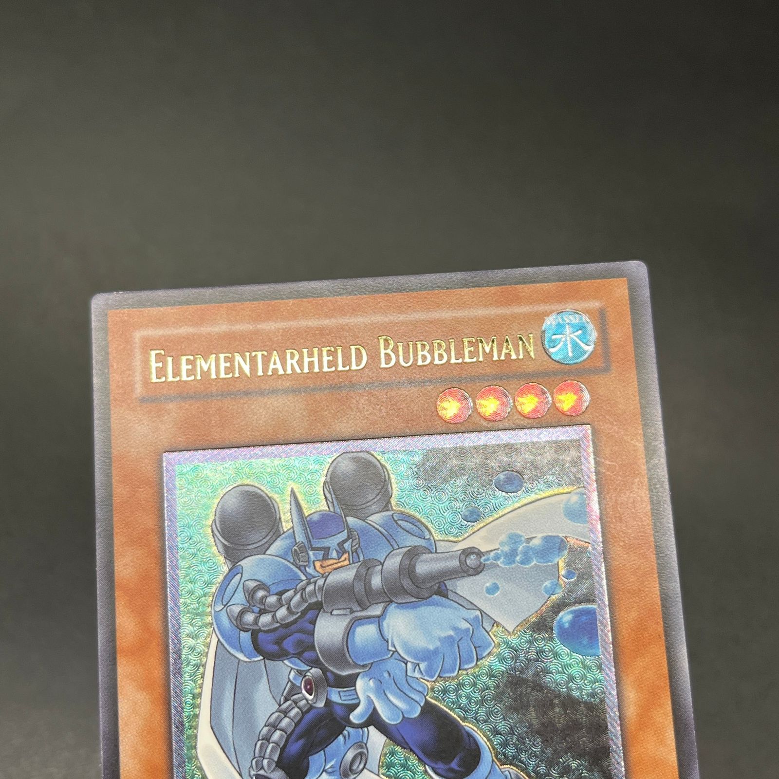 E・HERO バブルマン　ドイツ版　レリーフ 遊戯王 E・HERO バブルマン/レリーフ/ドイツ/EU版 A2 - メルカリ