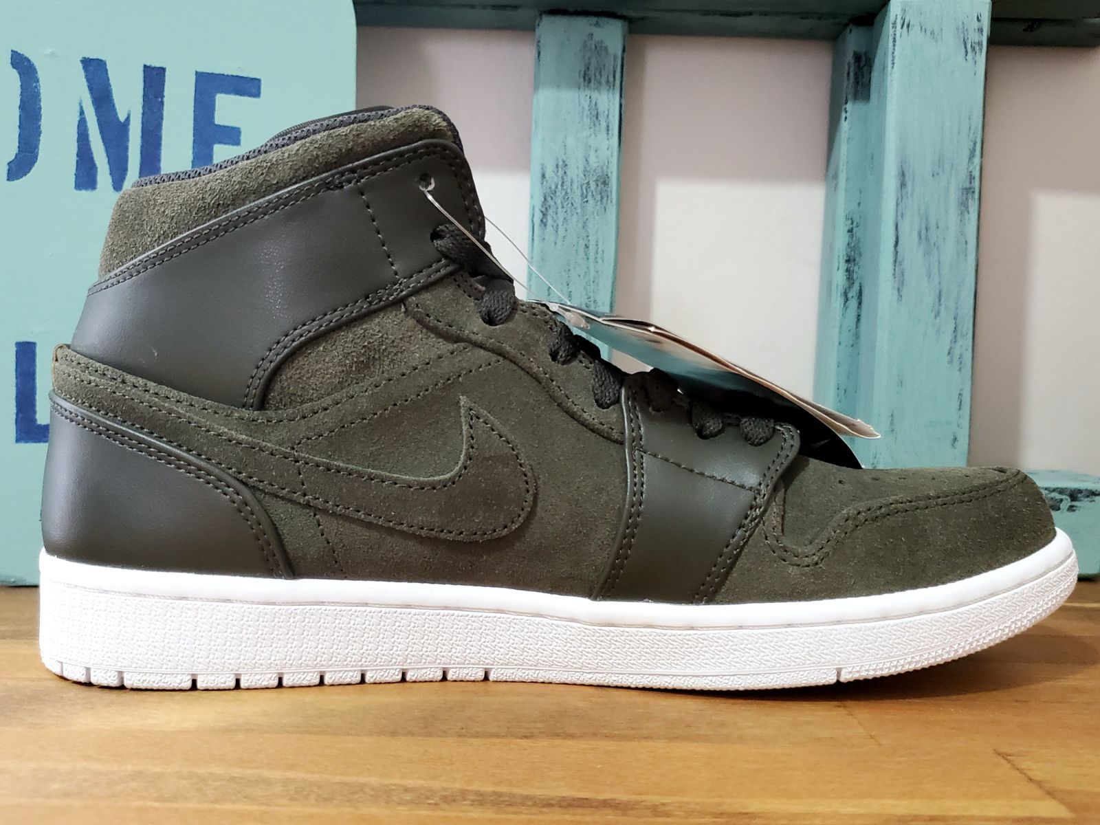 Air jordan discount 1 mid sequoia