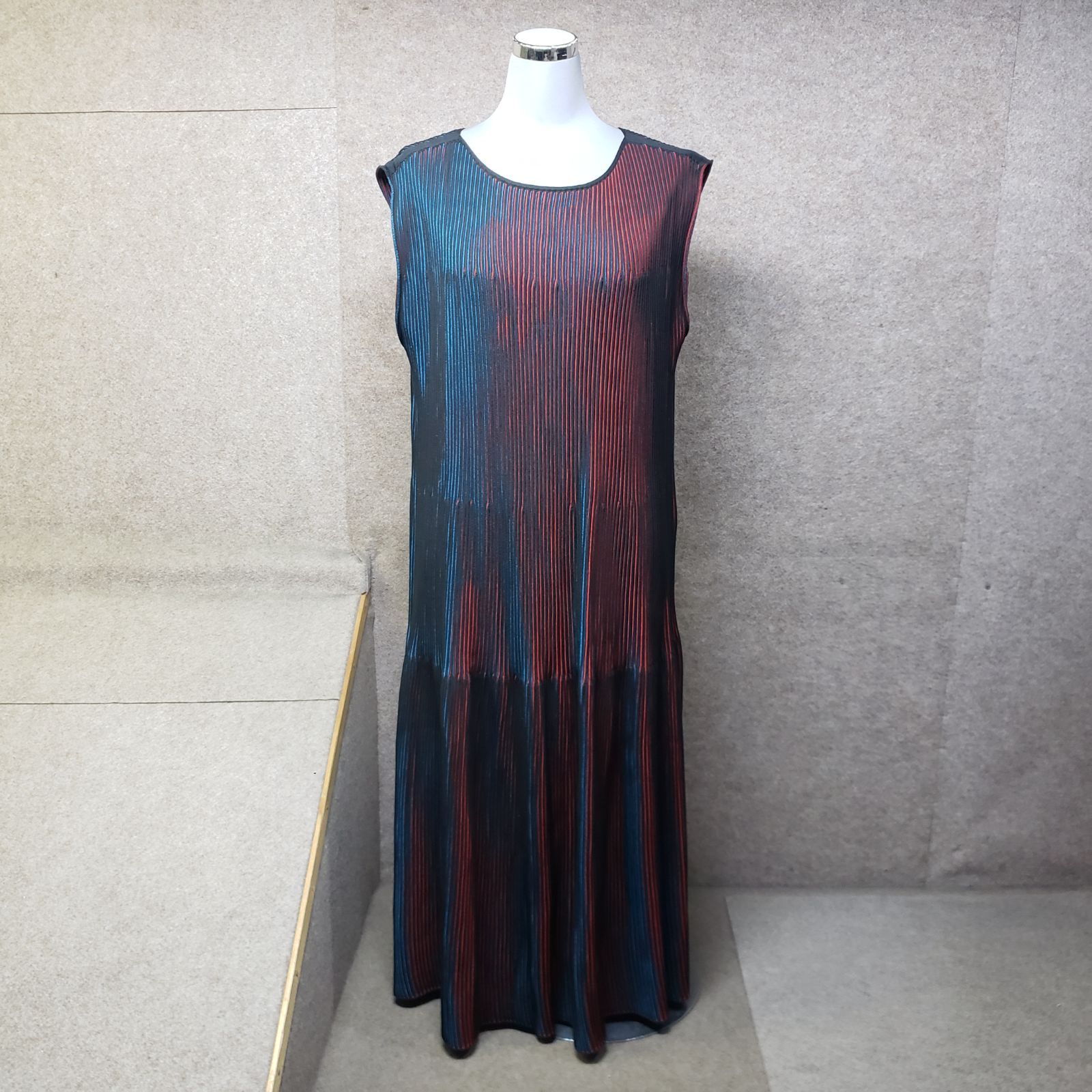 me ISSEY MIYAKE ノースリーブプリーツワンピース レッド×ブルー系 y6950i