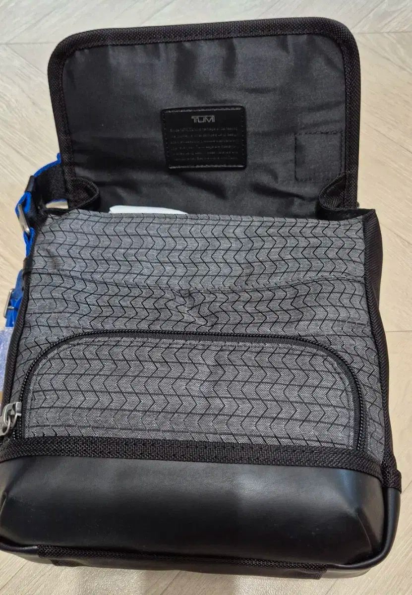 【美品】TUMI トゥミ　ショルダーバッグ　クロスボディ　メンズ　グレー　希少 トゥミ TUMI 日本正規品 ショルダーバッグ メンズ 斜めがけバッグ