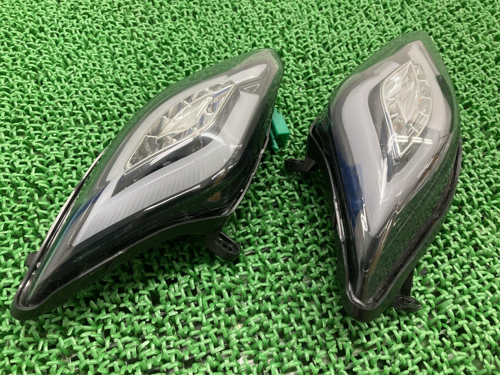 GAMMAS製シグナスX125 フロントウインカー 左右 社外 新品 SE44J デイライトホワイト ブルーLED スモークレンズ 未使用品 67 GAMMAS製シグナスX125 フロントウインカー 左右 社外 新品 SE44J デイ