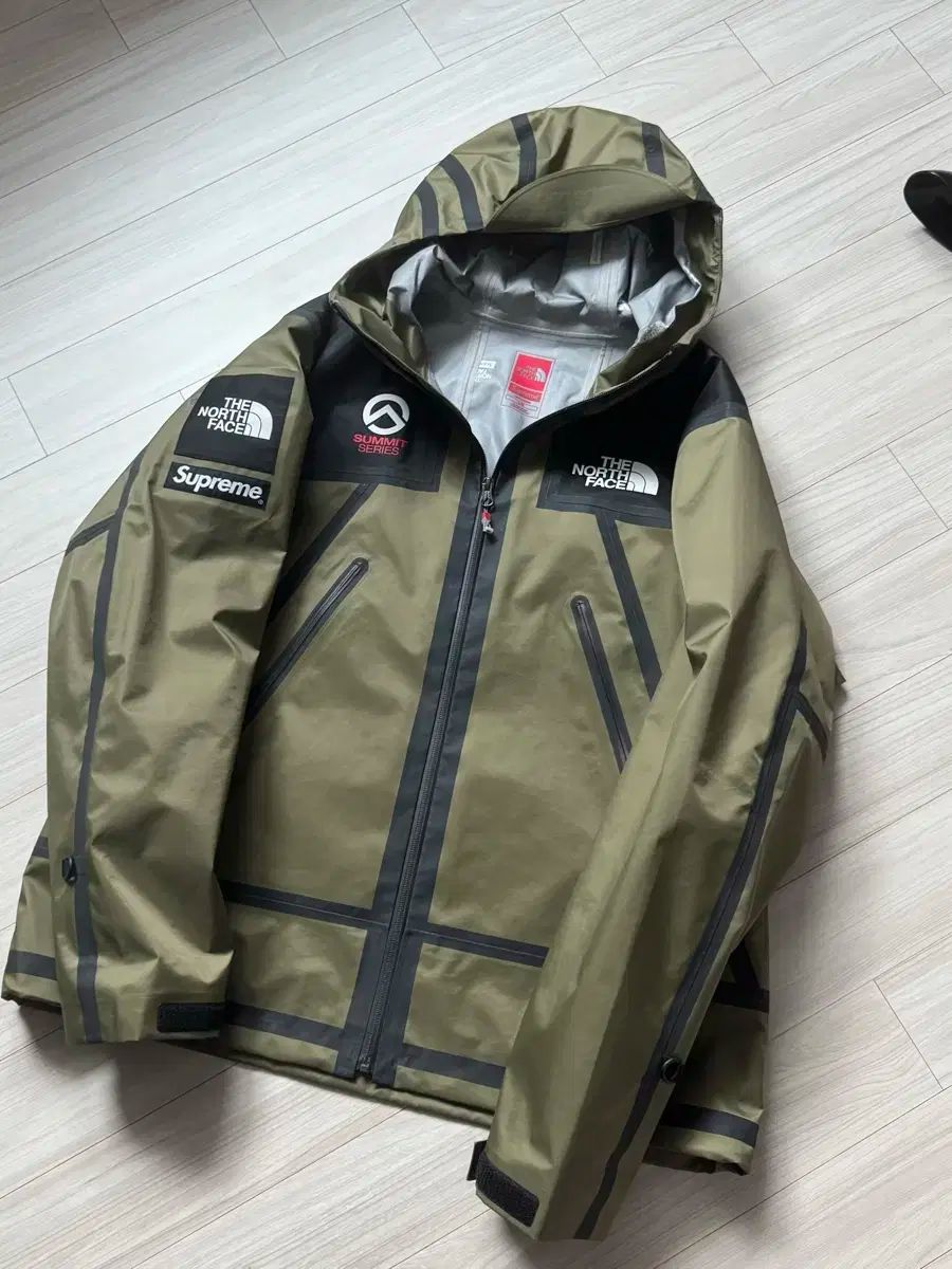 THE NORTH FACE Supreme シュプリーム ウィンドブレーカー