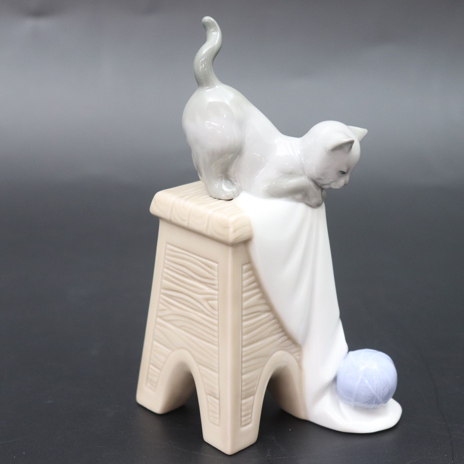 IT5HTA02QM50 NAO ナオ 子猫のいたずら ネコ 毛糸玉 リヤドロ姉妹ブランド 陶器 陶磁器人形 オブジェ フィギュリン インテリア 飾り USTAUSTRALIA_COM_AU