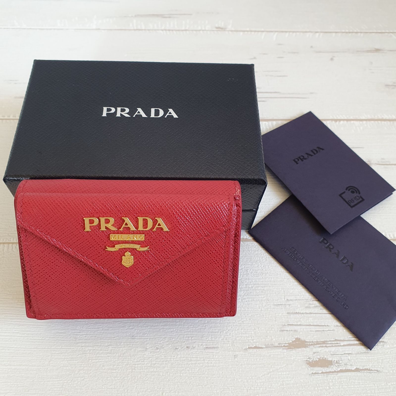 新品・未使用】PRADA ロゴ サフィアーノ 三つ折り財布 レッド 1MH021