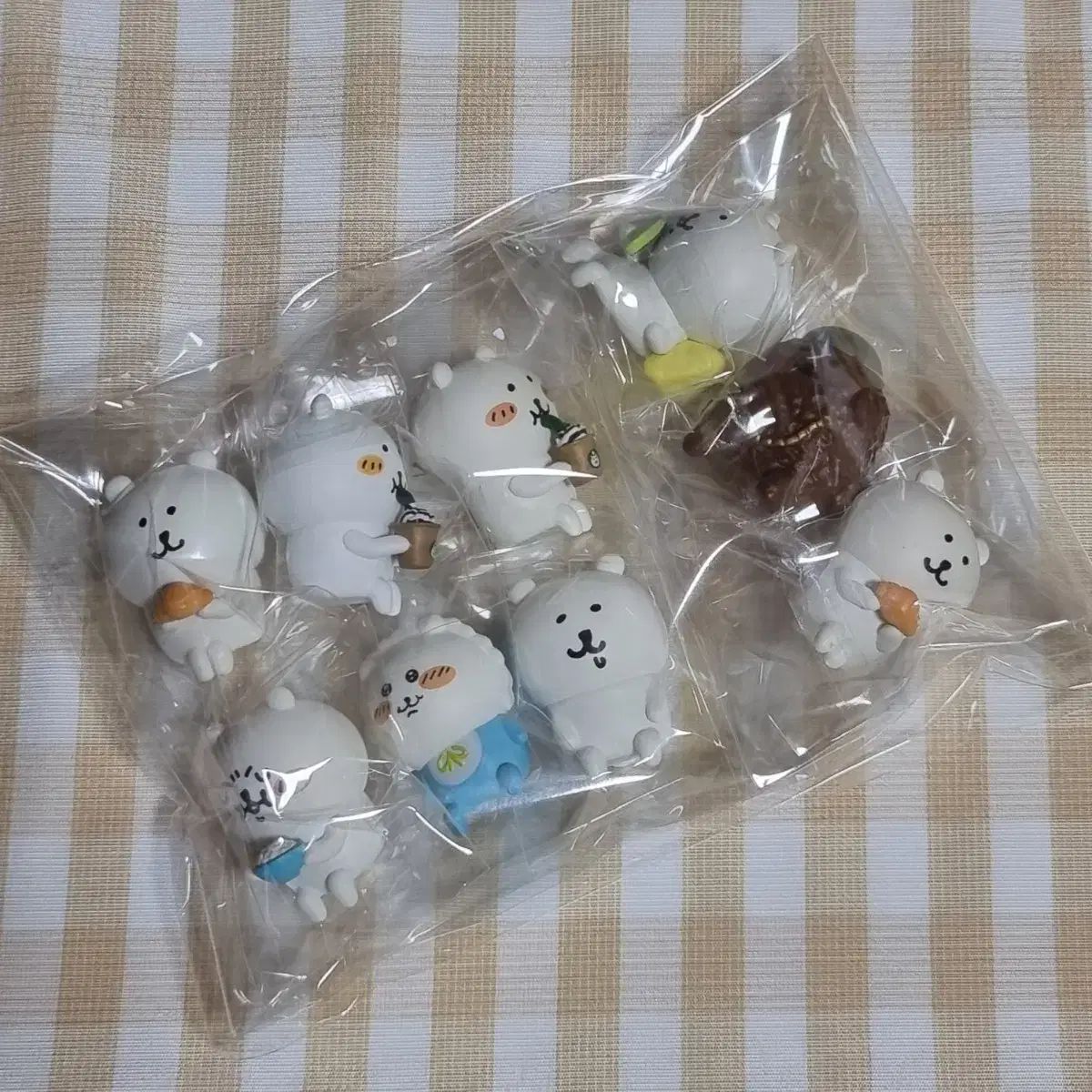 【雷市場（ポンジャン）商品韓国直送】 自分ツッコミくま 座った ガチャ 9 種 まとめ売り