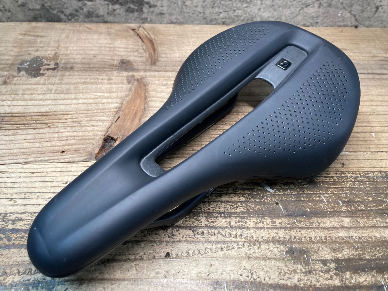 JJ031 ボントレガー BONTRAGER ヴァース VERSE PRO ショートノーズサドル カーボンレール 145mm