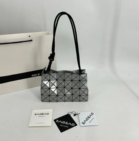 新品未使用 BAOBAO ISSEY MIYAKE バオバオイッセイミヤケ トートバッグ シルバー - メルカリ