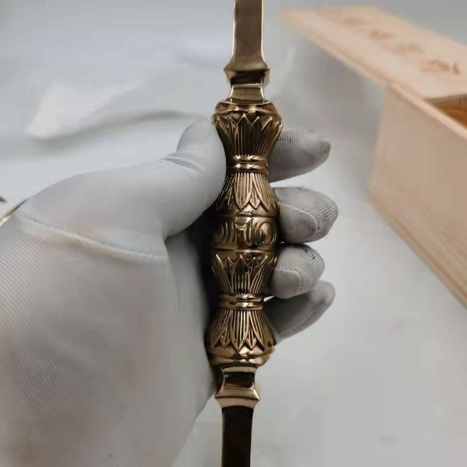【修縁堂】真言宗 壇に灯明が上がる 独鈷杵の燭台 密教法具古美術品 仏教法具 修縁堂】真言宗 壇に灯明が上がる 独鈷杵の燭台 密教法具