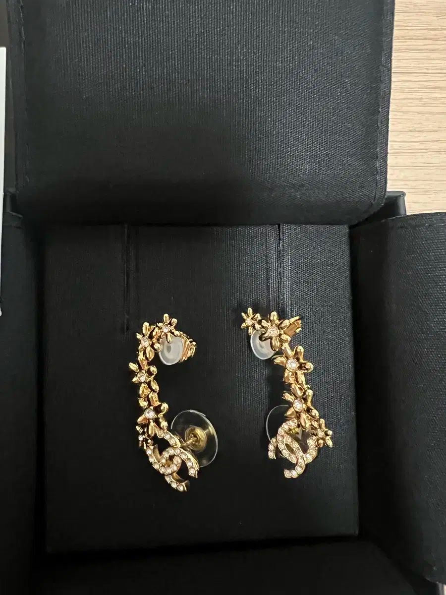 CHANEL シャネル フラワー イヤーカフ 2025 年 NEXPOTALLINN_EU