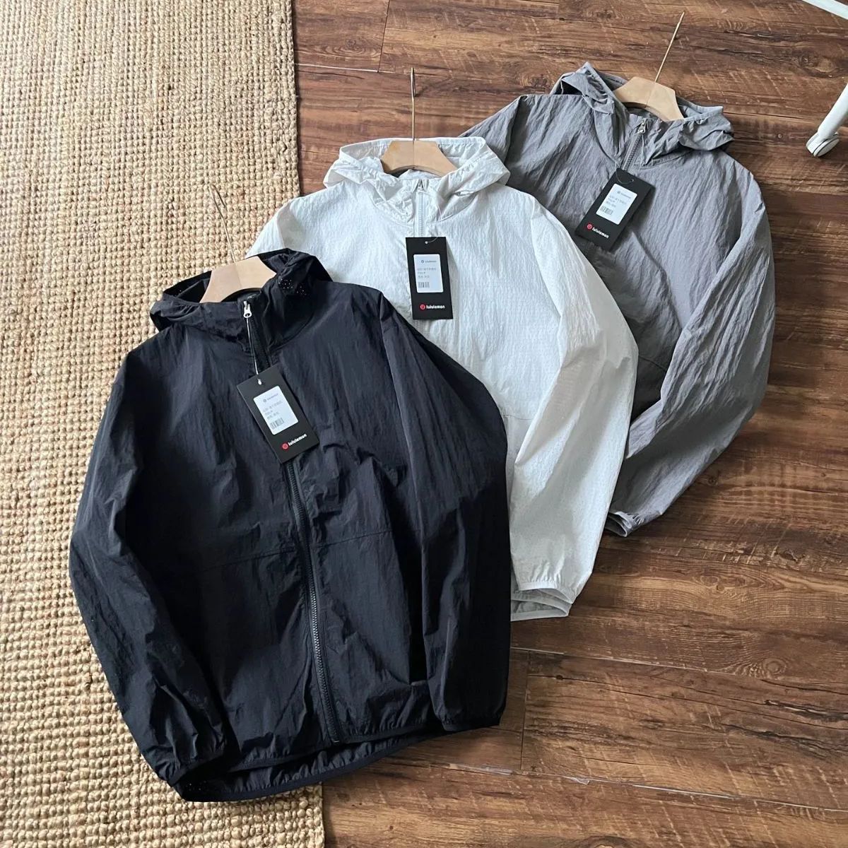 lululemon 耐風性と耐水性に優れ 超軽量でフード付きの日よけプロテクション