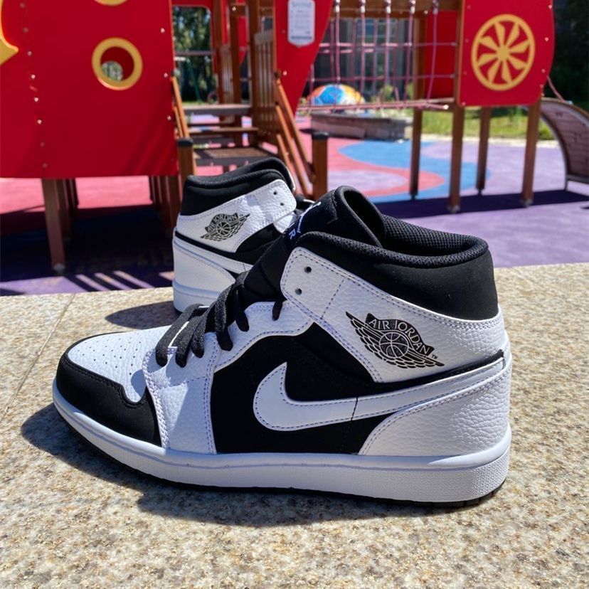 Jordan Air Jordan 1 Mid パンダのバスケットボールシューズ