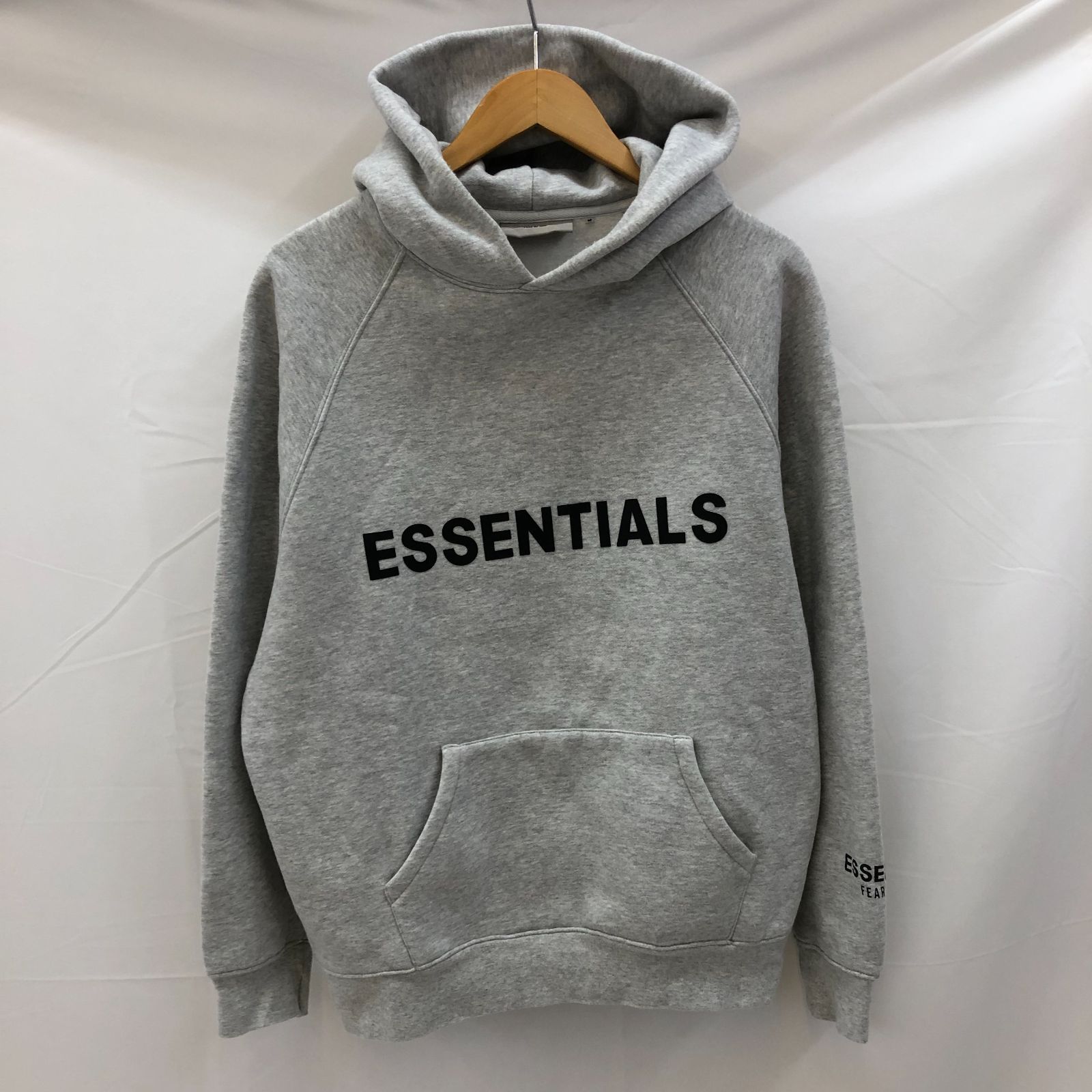 Fear of God グレー　ノースリーブ FEAR OF GOD ESSENTIALS ロゴ スウェットシャツ | グレー