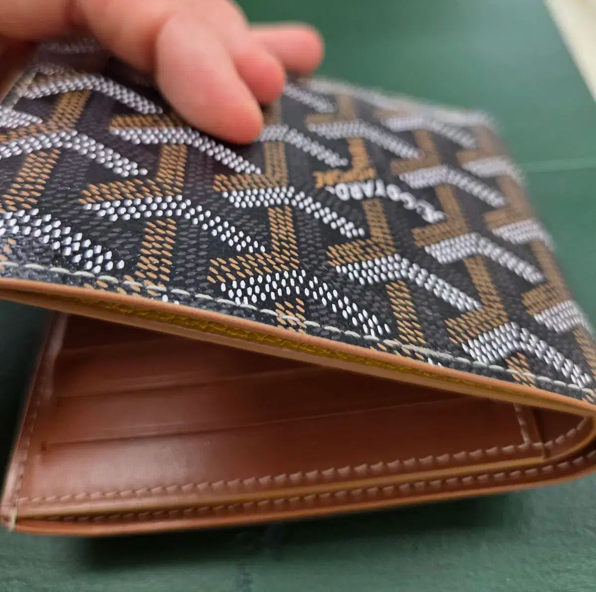 今ならほぼ即納！ Goyard(ゴヤール) ゴヤール ヴィクトワール 二つ折り財布 - メルカリ 小物