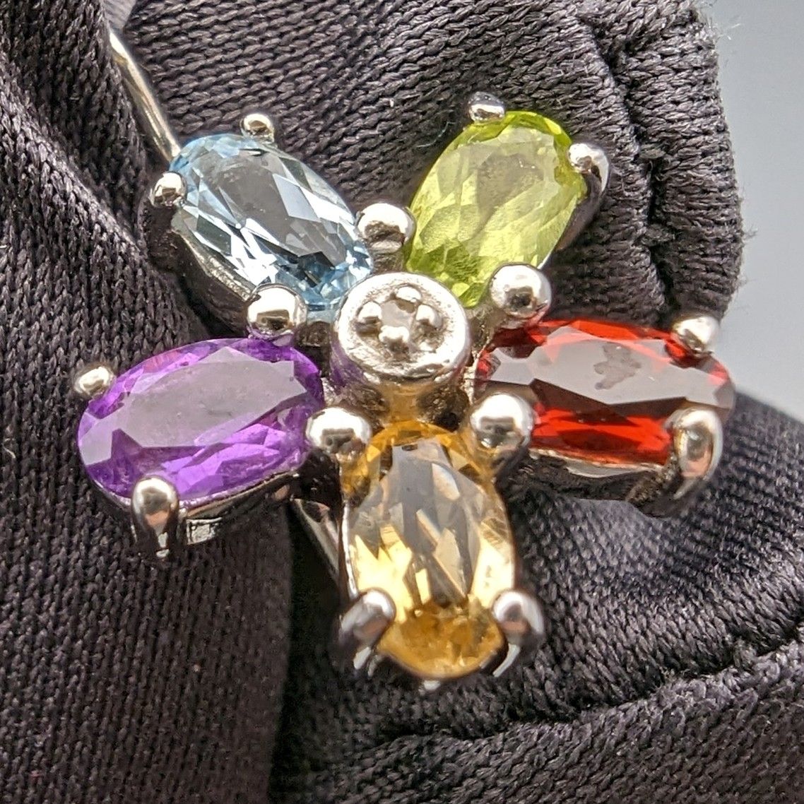 英国ヴィンテージジュエリー ダイヤモンド＆マルチストーンフラワー 純銀ピアス 美術品・アンティーク・コレクション 英国ヴィンテージジュエリー