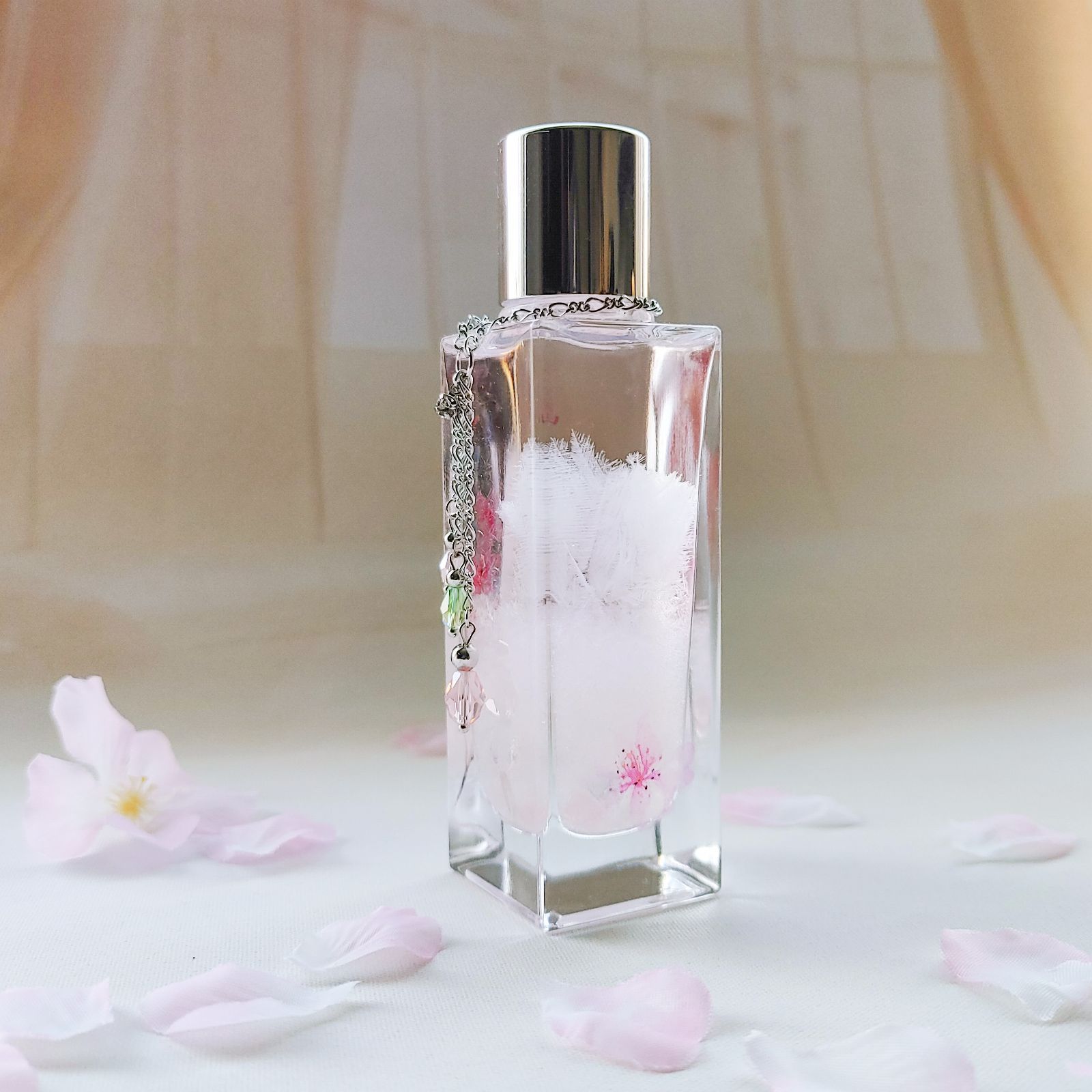 天然石入り】暗いところで光る桜ボール(艶)のストラップチャーム