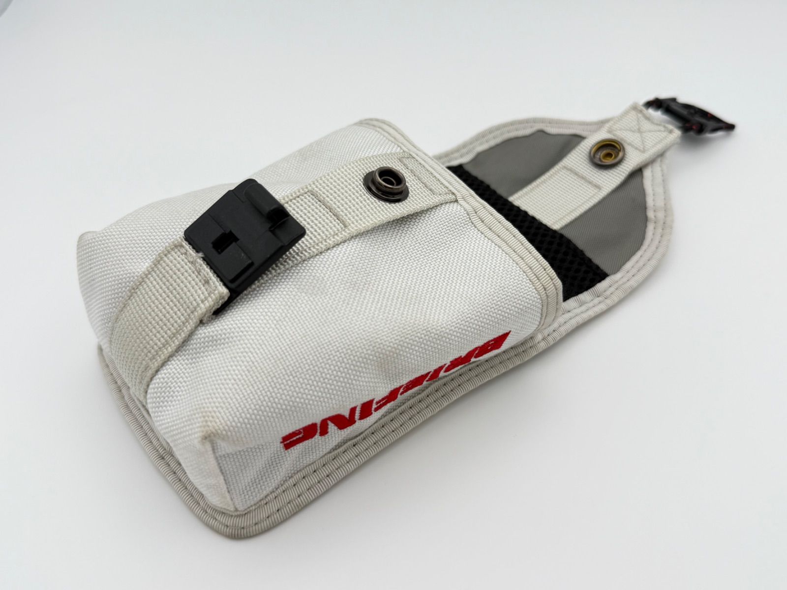 速い船積できます! BRIEFING ブリーフィング スコープポーチ シルバー SCOPE POUCH ゴルフレーザー距離計用ケース 翌日配送可能も多数！