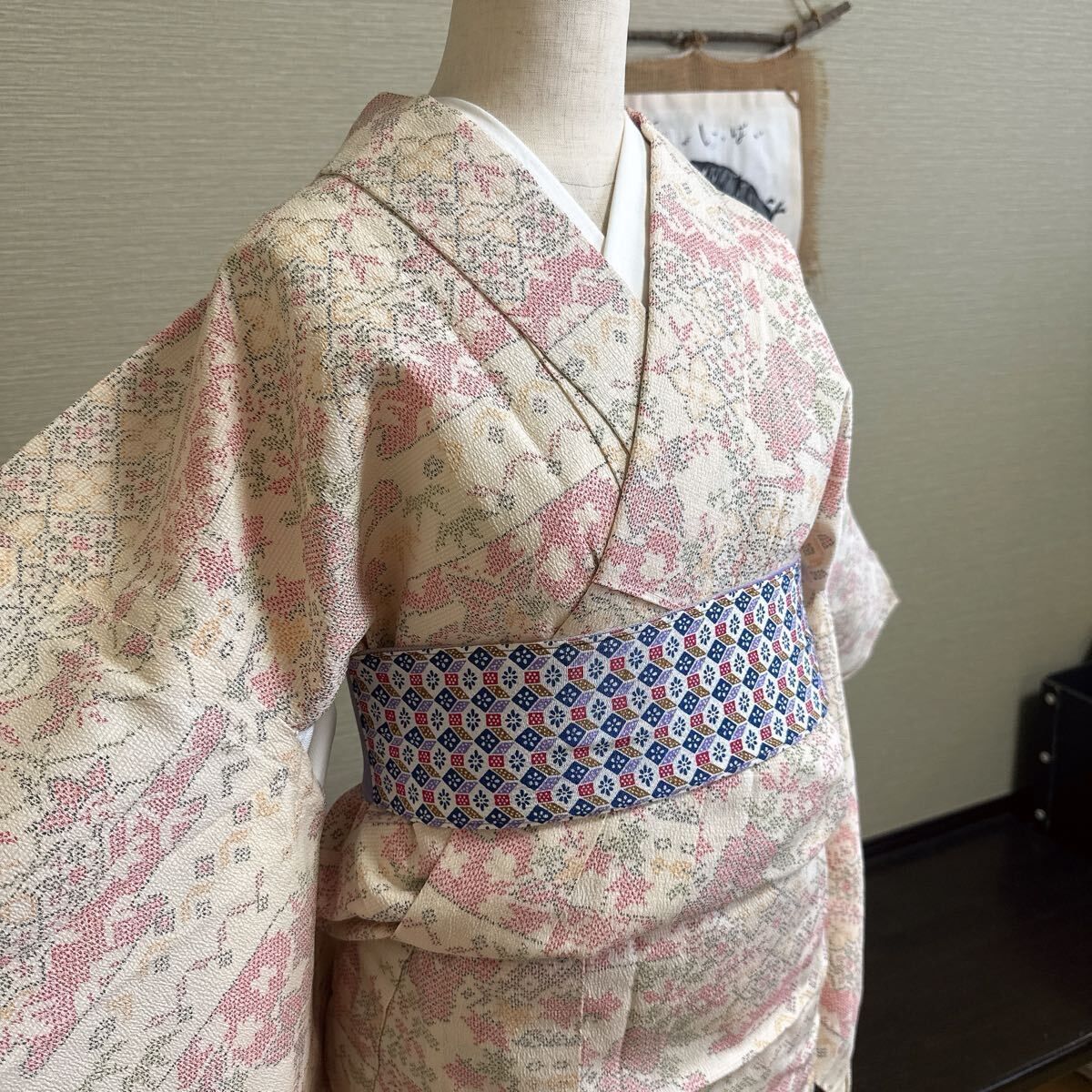 正絹【単衣】膨れ織小紋　ほんのりピンク味のある上品ベージュ　クリーニング済み 正絹【単衣】膨れ織小紋 ほんのりピンク味のある上品ベージュ