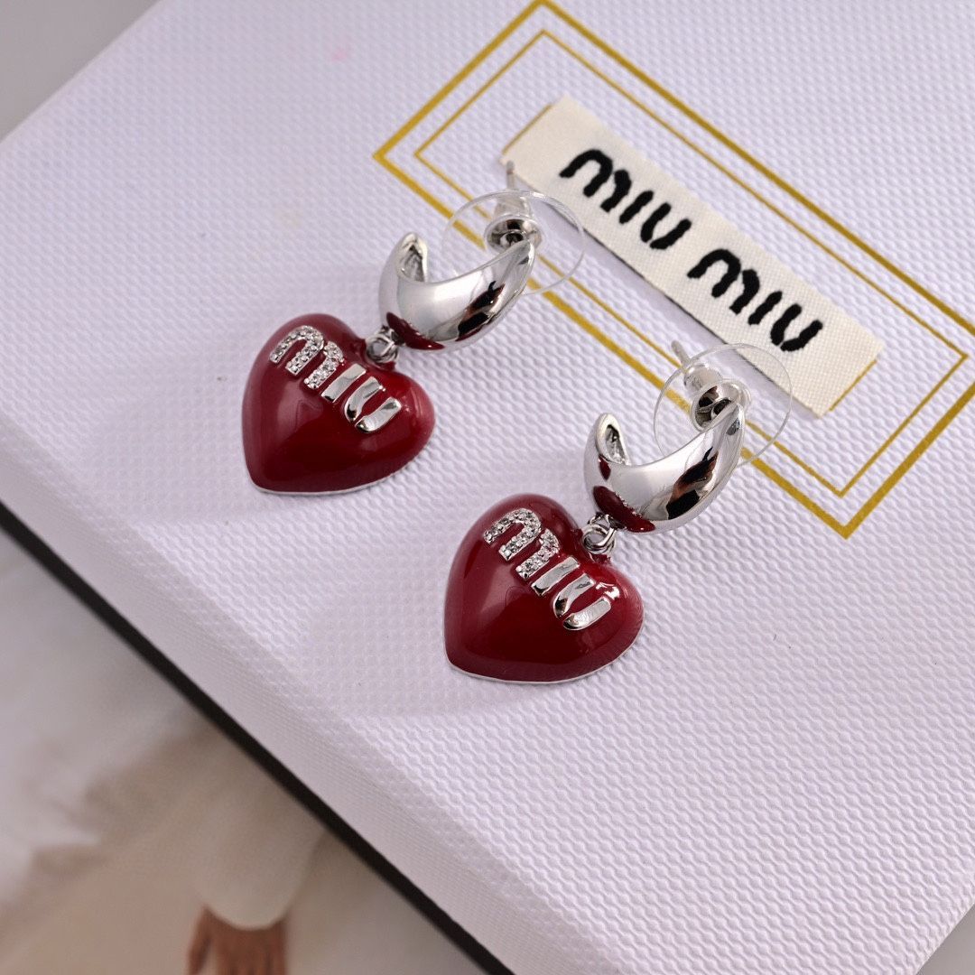 新品未使用】MIU MIU（ミュウミュウ）ハートモチーフピアス ? エレガントなブラック＆レッドのバリエーション - メルカリ