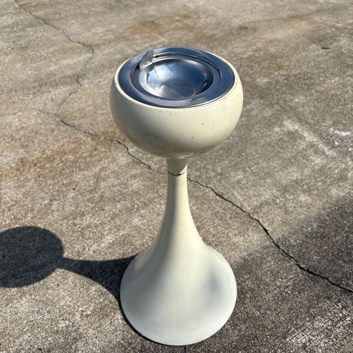 スタンド灰皿 屋外灰皿 丸型 タバコ たばこ 煙草 置き型灰皿 昭和レトロ 年代物 白 オフホワイト 店舗備品 生活雑貨 小物 インテリア ビンテージ ヴィンテージ ジャパニーズモダン ミッドセンチュリー