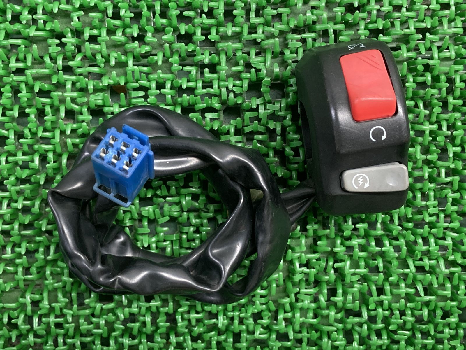 YZF-R1 ハンドルスイッチ 右 ヤマハ 純正 中古 バイク 部品 RN10 5PW