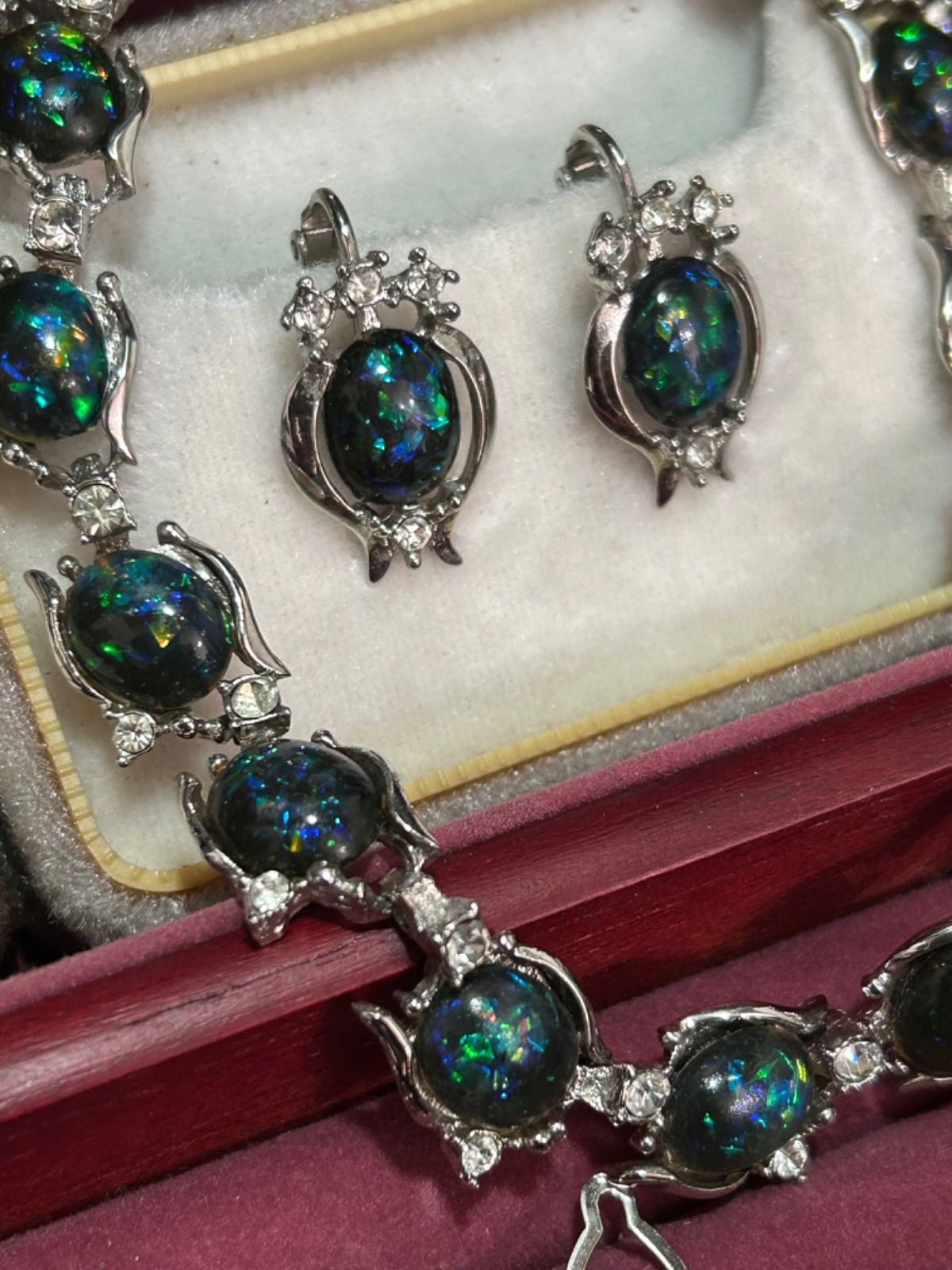 遺品整理 アクセサリー まとめ ブローチ ネックレス イヤリングなどなど生前整理 2025年最新】遺品整理の関連商品が並ぶ福袋 | 大事な思い出を