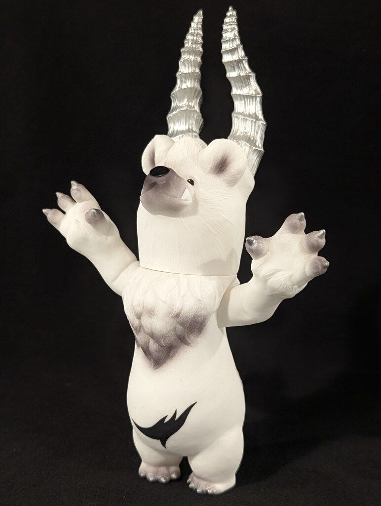 中*む様 美品　Kaiju artist DAN Poundy moo 銀角 ソ Kaiju artist DAN Poundy moo(白成型/銀角)