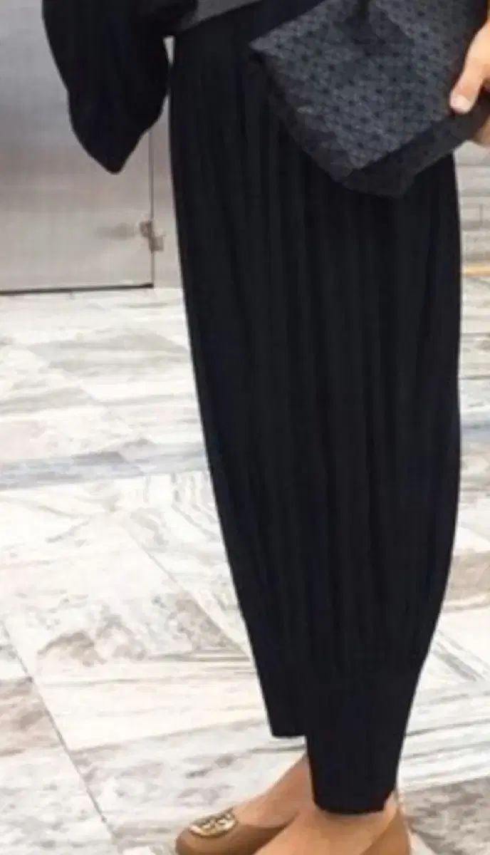 PLEATS PLEASE(プリーツプリーズ) ふわふわパンツ 黒 PLEATS PLEATS PLEASE(プリーツプリーズ) ふわふわパンツ 黒 PLEATS